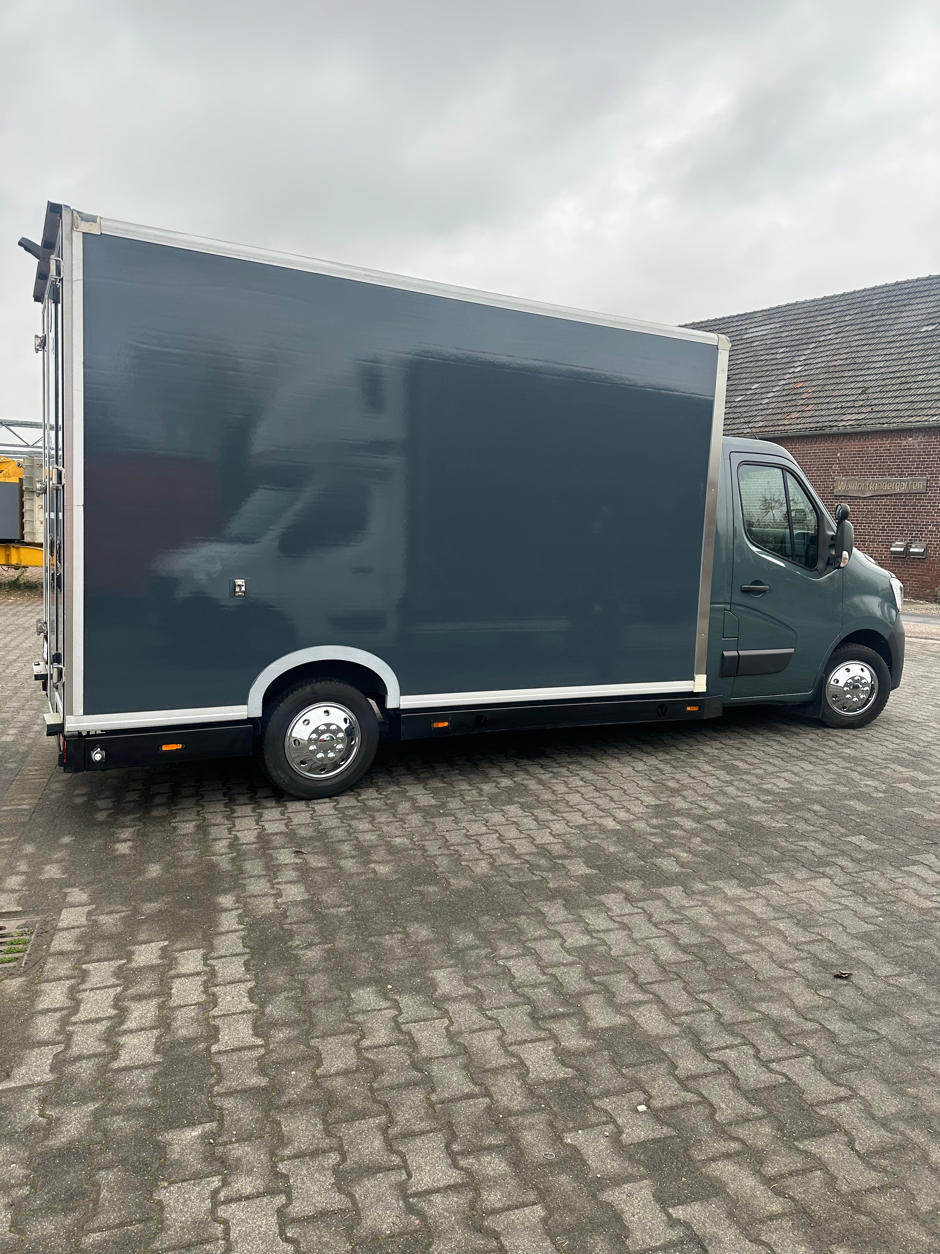 Foodtruck Ausbau Renault 2021 – Individueller Imbisswagen nach Maß