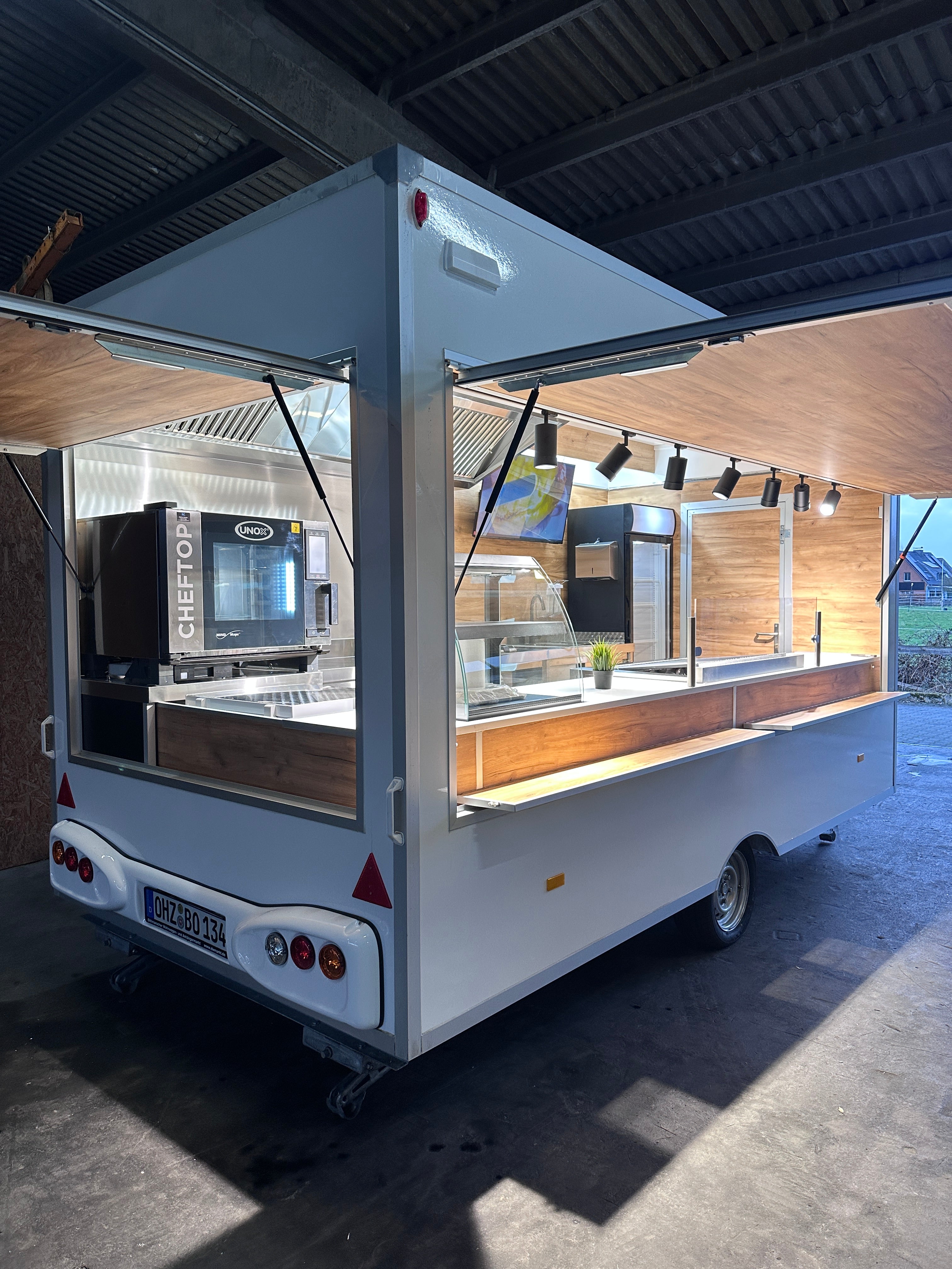 Foodtrailer mit UNOX Kombidämpfer