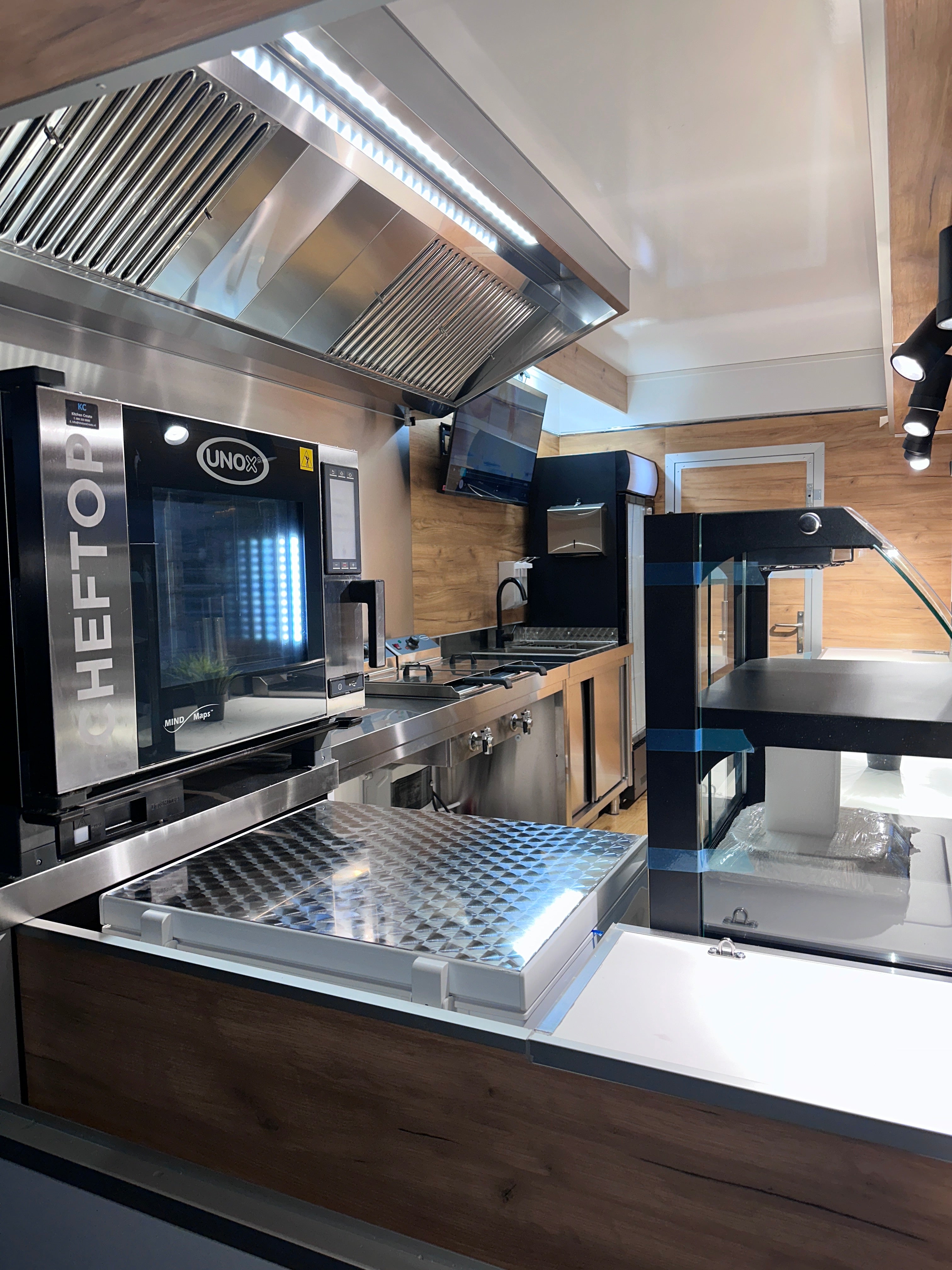 Foodtrailer mit UNOX Kombidämpfer