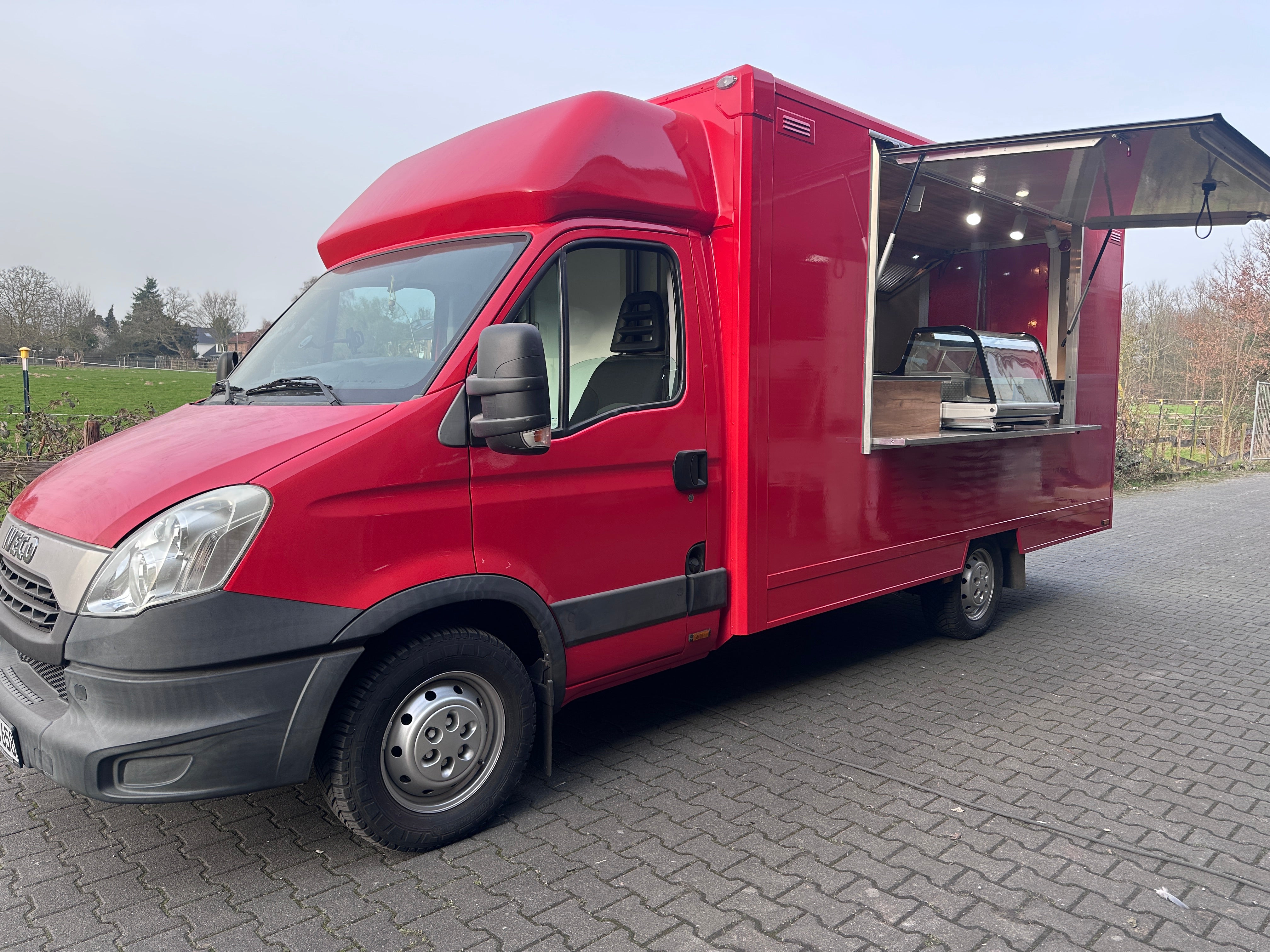 Foodtruck Pizzeria Iveco Imbisswagen außen